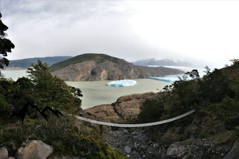 Hängebrücke am Glacier Grey im Torres del Paine Nationalpark.