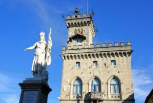 freiheitsstatue und palazzo