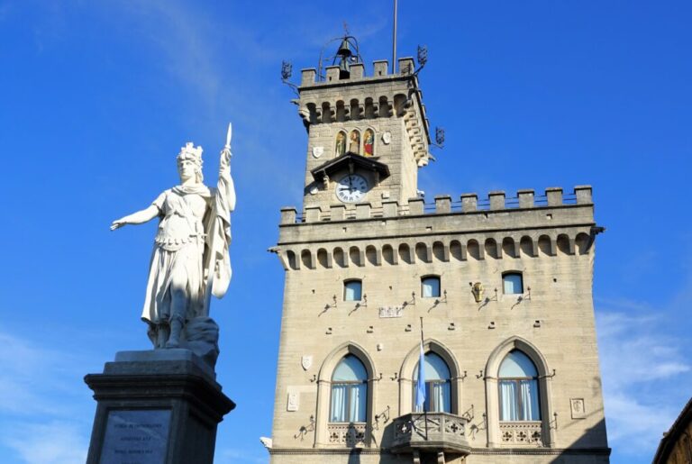 freiheitsstatue und palazzo